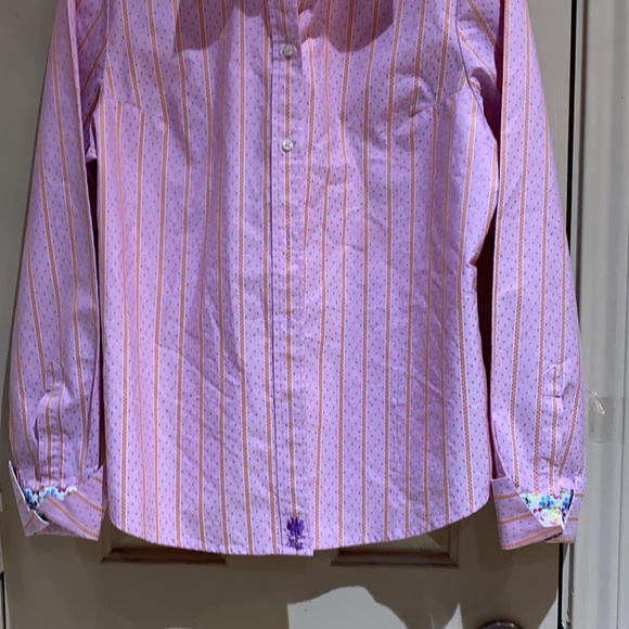 Robert Graham blouse size L; fitted. Not boxy. - Picture 4 of 11